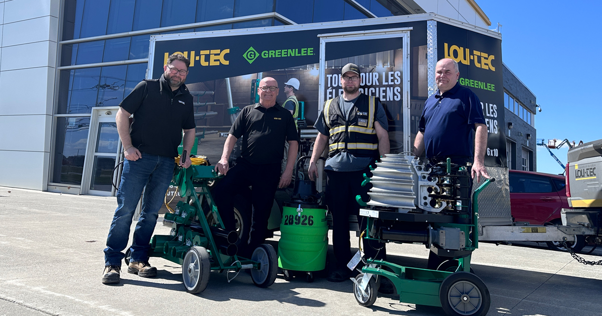 Équipe de spécialistes LOU-TEC Greenlee avec équipements électriques devant le camion de service – Québec.